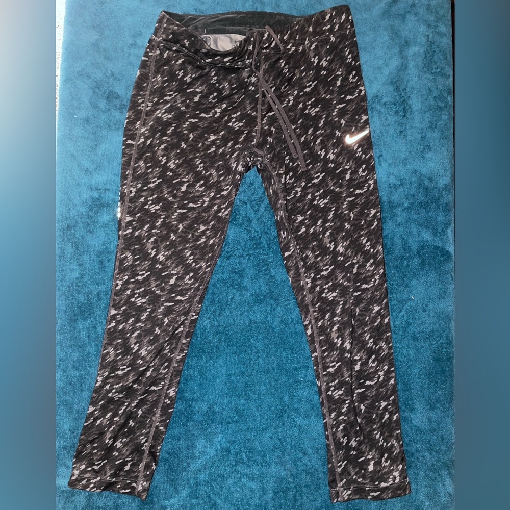 Nike Women’s Size Medium Black White and Gray Patterned Cropped Leggings.